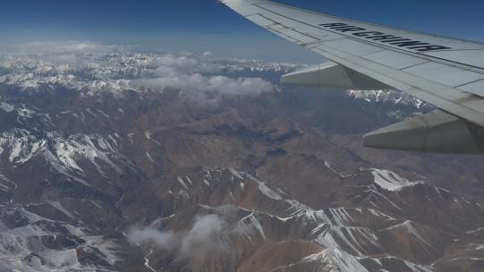 飞机窗外连绵起伏的大山风景高清在线视频素材下载