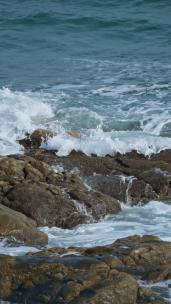 竖屏海浪拍打在海边的礁石上泛起浪花升格4K