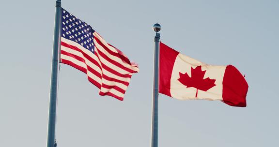 美国和加拿大国旗迎风飘扬