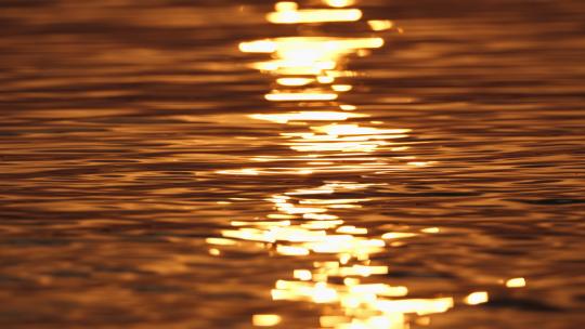 傍晚黄昏金色水面江河湖海太阳倒影