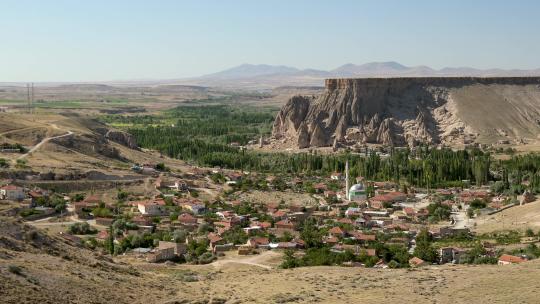 土耳其阿克萨赖伊赫拉拉山谷的塞利梅安纳托利亚村和仙女烟囱视频素材模板下载