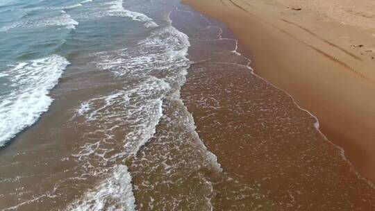 涌向沙滩的海浪