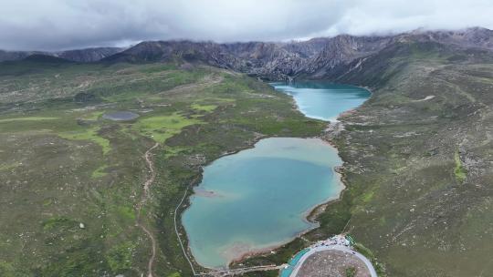 航拍四川甘孜巴塘海子山姊妹湖高原牧场风光