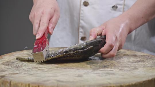 厨师制作清蒸石斑鱼去鳞视频素材模板下载