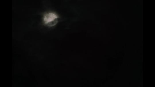 多云中的大月亮