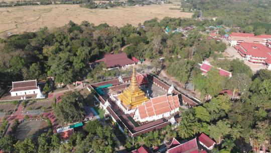 航拍泰国佛教寺庙中金色佛塔，分辨率4K