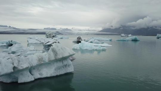 一架无人驾驶飞机拍摄到一艘船在冰山之间视频素材模板下载