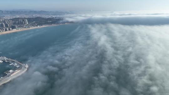 航拍平流雾中的威海西海岸小石岛和日落湾