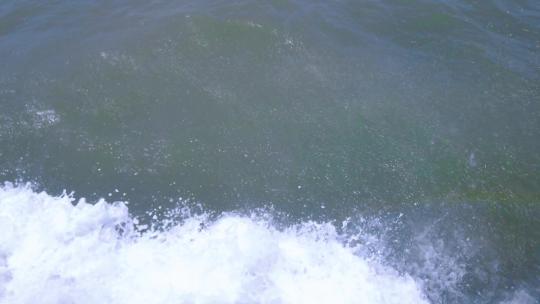 大海海浪拍打船舱海面浪花特写镜头