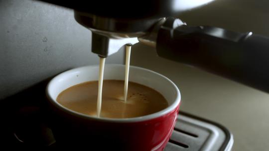 机器中的咖啡流入杯子中