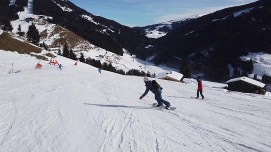女孩在雪山滑雪