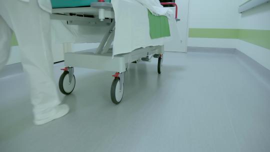 医务人员移动轮床通过走廊视频素材模板下载