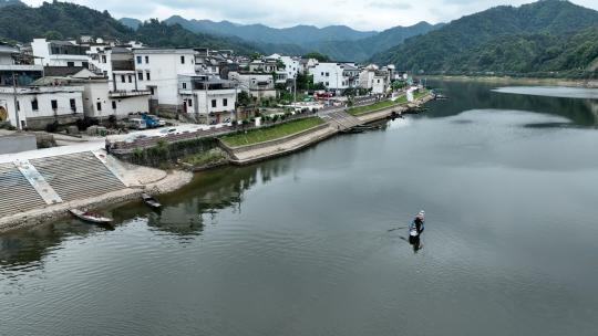 歙县漳潭村果农划船运送三潭枇杷航拍