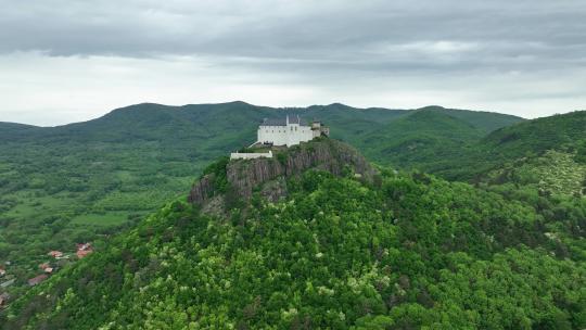 匈牙利弗泽尔山顶上中世纪城堡的鸟瞰图视频素材模板下载
