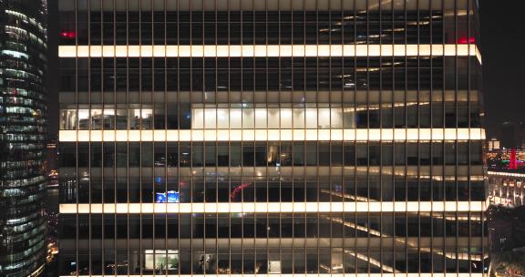 上海陆家嘴写字楼晚上开灯加班的办公室
