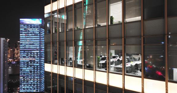 上海陆家嘴写字楼晚上开灯加班的办公室