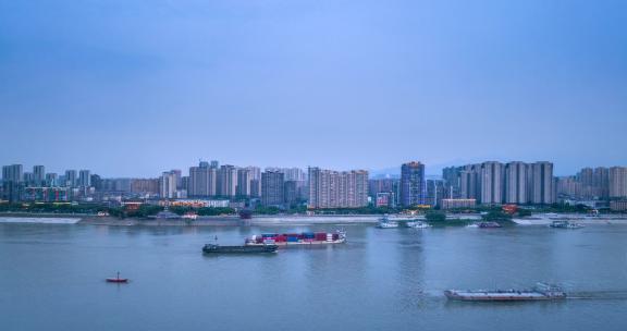 江西九江市长江岸线及随行货轮傍晚航拍延时