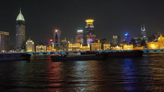 上海陆家嘴游轮过黄浦江夜景