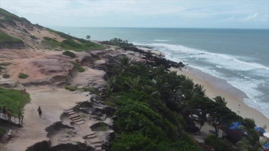 巴西悬崖边楼梯通往海滩酒吧和悬崖和壮丽的大西洋。
P