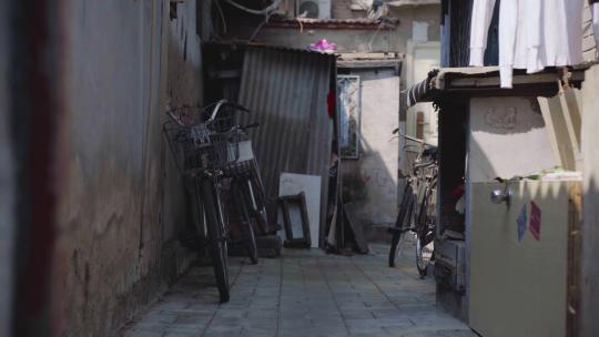 北京市胡同 陈旧自行车 门当户对 巷口