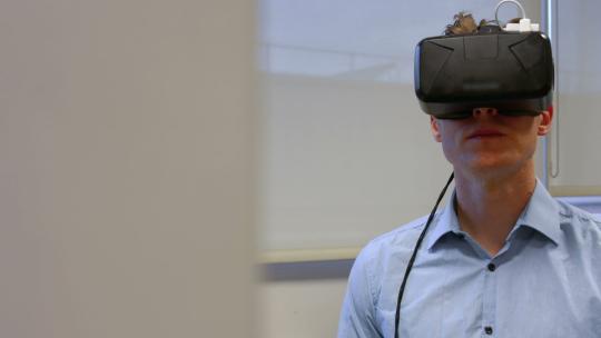男人正在使用虚拟现实眼镜