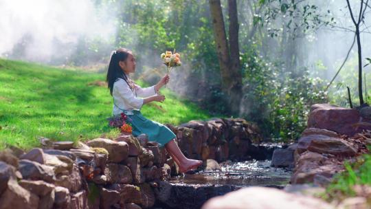小女孩在森林中玩耍溪边洗脚感受大自然的美