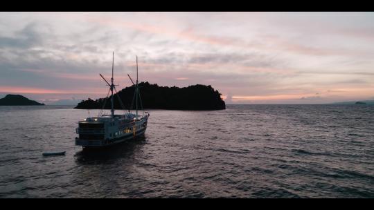 FPV航拍游艇抵达小岛人们换小船登上四王岛视频素材模板下载