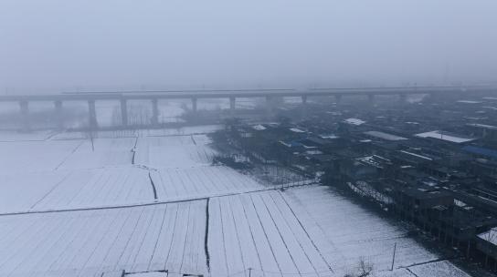 大雪中行驶的高铁1