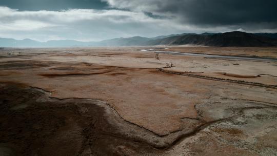 西藏旅游风光219国道盐碱地河流蜿蜒