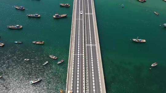 跨海大桥从其中穿过海面上停靠着小船