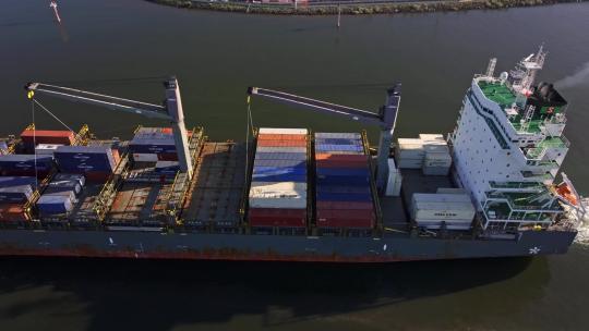 城市航拍万吨货轮进入海港港口墨尔本