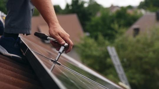 在屋顶上安装太阳能电池板视频素材模板下载