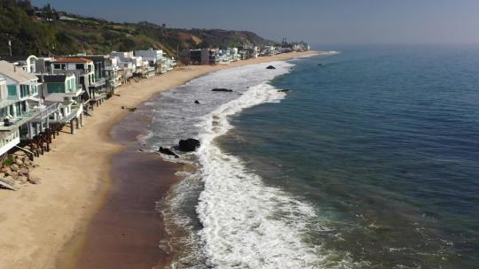 白天，美国加利福尼亚州马里布美丽的碳海滩风景海岸线鸟瞰。