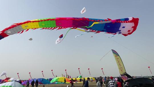 第40届潍坊国际风筝会开幕，巨型风筝震撼