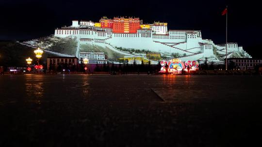 夜晚的西藏拉萨布达拉宫广场洒水倒影