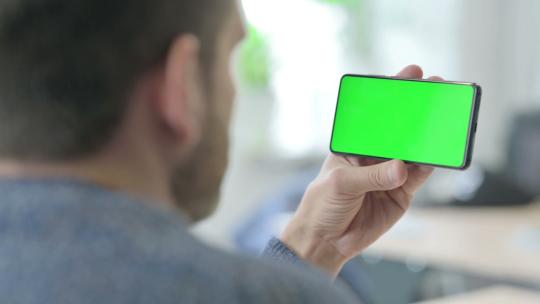 手持水平智能手机色度键绿屏视频素材模板下载