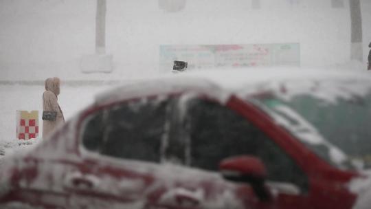 大雪中交警冒雪在智慧道路交通安全