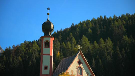 欧洲阿尔卑斯山意大利白云石圣约翰教堂的镜头。用相机拍摄的镜头