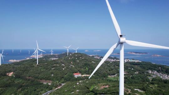 海岛山顶上的风力发电机