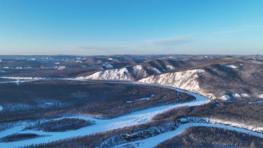 航拍大兴安岭激流河山林雪景