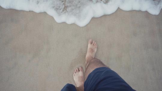 一个人在海边踩着浪花