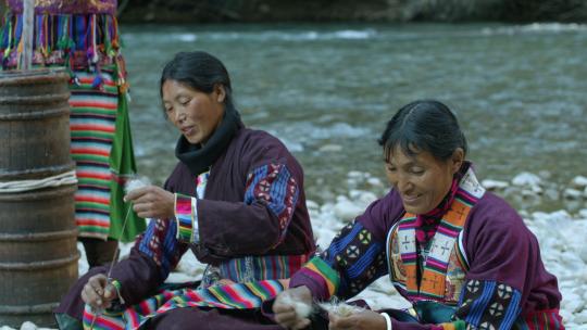 藏族妇女河边纺线打酥油茶劳作生活视频素材模板下载