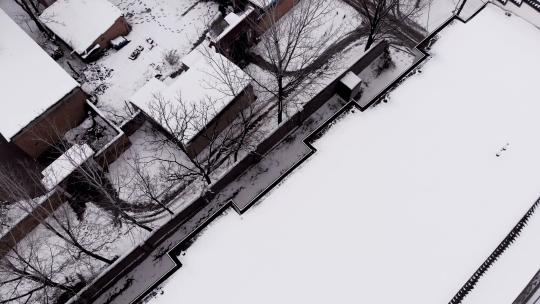 俯拍雪景的房顶