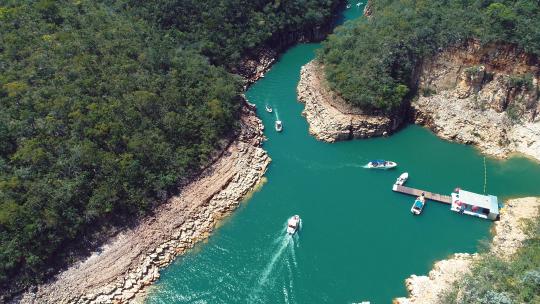 巴西米纳斯吉拉斯州的卡皮托利奥湖。著名的Furnas大坝。