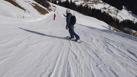 女孩在阿尔卑斯山滑雪视频素材模板下载