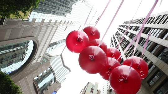 城市上空飞舞的红气球
