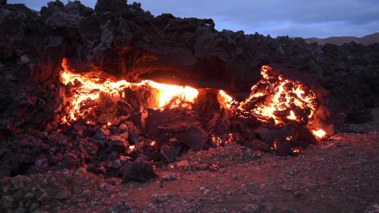 4K火山岩浆流淌地面拍摄
