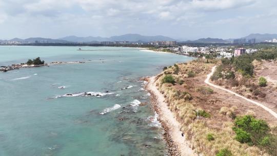 海岛海边海滩海浪潮水拍打礁石