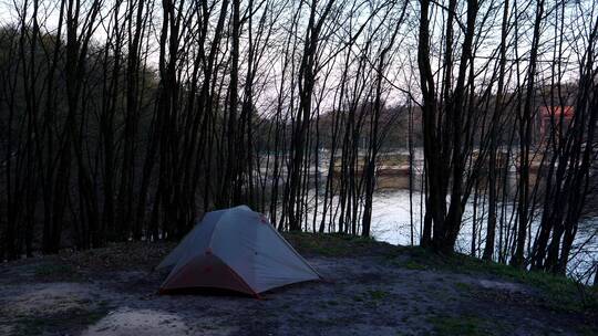河边的露营帐篷