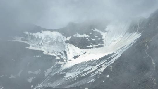 航拍阿坝岷山山脉四根香峰雪山云海高原风光